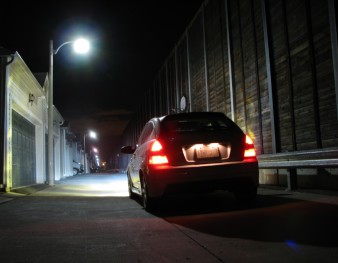 Voiture qui conduit de nuit avec des phares xenon