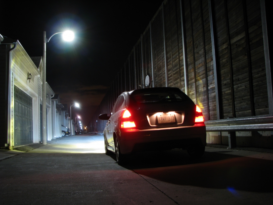 Voiture qui conduit de nuit avec des phares xenon